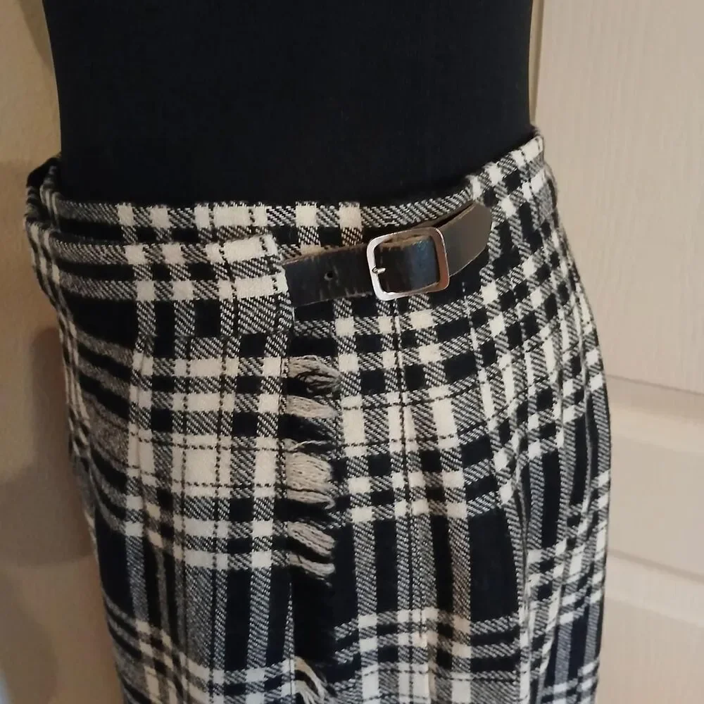 Vintage Clan Laird Scottish Black & White Plaid Tartan Pleated Buckle Kilt Skirt